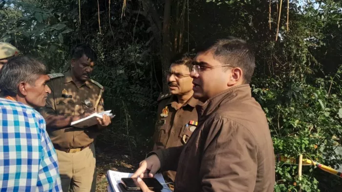 सीतापुर : तालगांव के मिर्जापुर में महिला की हत्या के बाद जांच करती पुलिस। जागरण