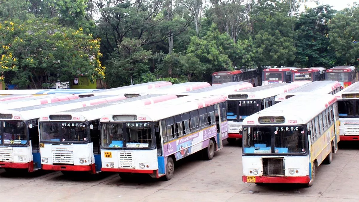Telangana Free Bus: तेलंगाना में आज से महिलाओं को फ्री बस सेवा, लागू होंगी दो गारंटियां; बैठक में लिया गया निर्णय