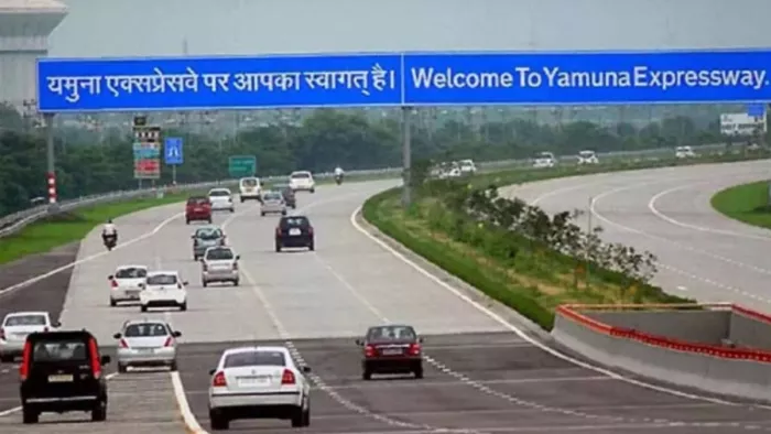 Mathura News: यमुना एक्सप्रेस वे पर दो करोड़ रुपये के साथ युवक पकड़ा