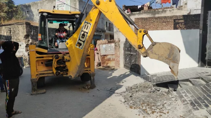 घर के बाहर चबूतरे पर चला बुलडोजर। जागरण फोटो