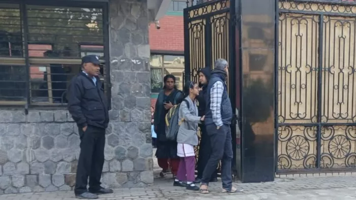 दिल्ली के मयूर विहार स्थित मदर मैरी स्कूल में बम की धमकी के बाद विद्यार्थियों को घर भेजा गया। जागरण