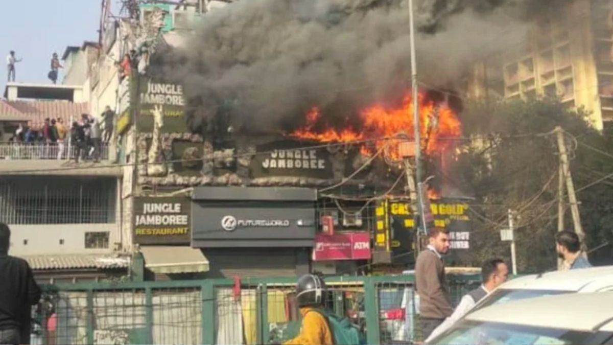 Delhi Fire: दिल्ली के राजौरी गार्डन में एक रेस्टोरेंट में लगी भीषण आग, जान बचाने को पास की इमारतों की छतों पर कूदे लोग - Fire broke out in a restaurant near
