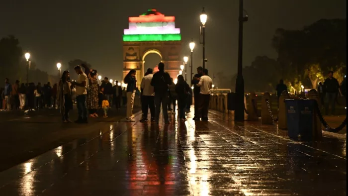 दिल्ली में सर्दी के इस सीजन में पहली बार हुई बहुत हल्की वर्षा।