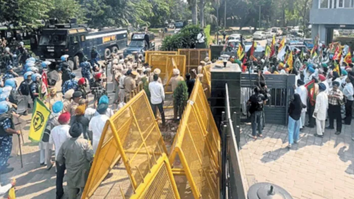 किसान प्रदर्शन के कारण रास्ता बंद, लोगों को हो रही परेशानी।