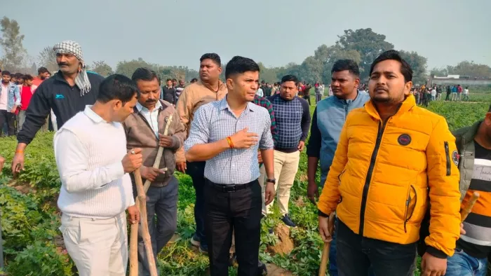 जिलाधिकारी व पुलिस अधीक्षक भी भारी फोर्स के साथ पहुंचे