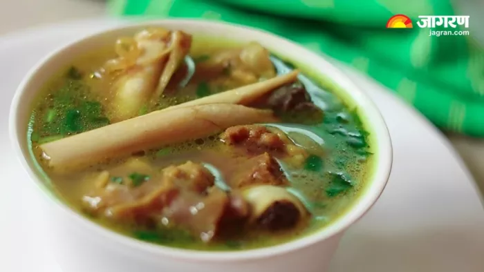 Bone Soup Recipe: सर्दियों में बेहद फायदेमंद है बोन सूप पीना, नोट करें इसे बनाने का आसान तरीका (Image: Freepik)