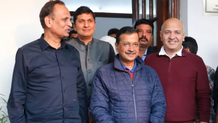पार्टी के वरिष्ठ नेताओं के साथ आप प्रमुख अरविंद केजरीवाल। फाइल फोटो सौ.- पीटीआई