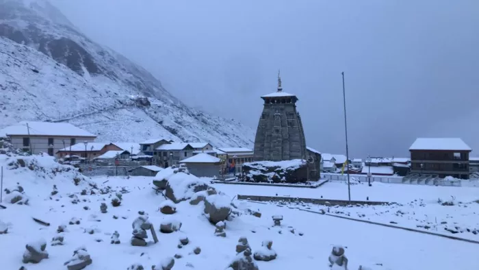 केदारनाथ में हुई सीजन की पहली बर्फबारी (फोटो - दैनिक जागरण)
