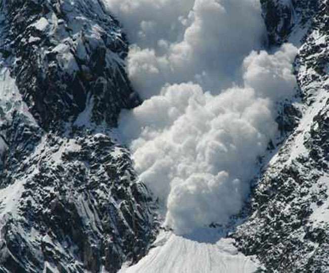 लाहुल व मनाली क्षेत्र में हुई भारी बर्फबारी के बाद हिमस्खलन की आशंका जताई है।