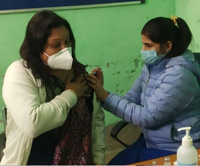 Vaccination in Haryana: जिला नागरिक अस्पताल में बूस्टर डोज लेते हुए डा.नमिता।