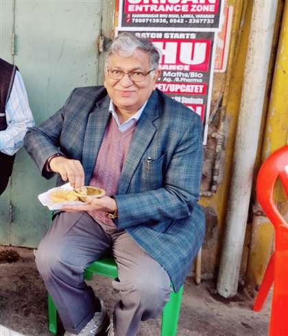 बीएचयू के कुलपति प्रो.सुधीर के जैन बनारस की गलियों व यहां के पकवान का आनंद ले रहे हैं।