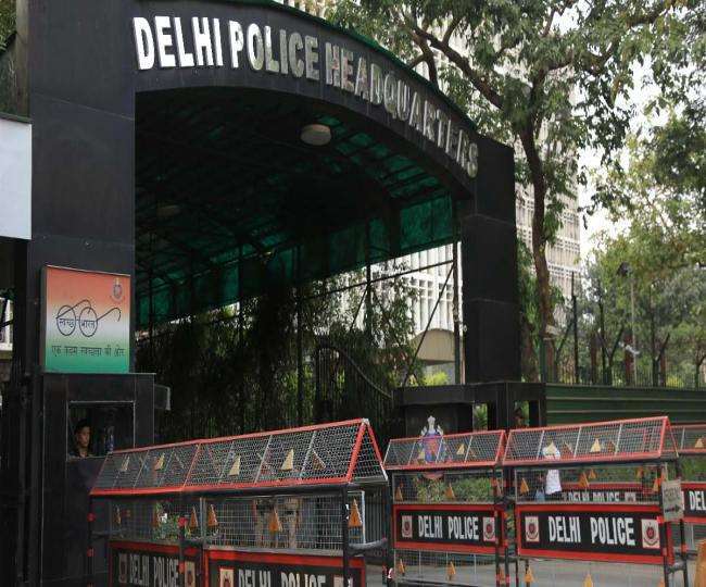दिल्ली पुलिस में जनसंपर्क अधिकारी और एडिशनल कमिश्नर चिन्मय बिस्वाल सहित 300 से ज़्यादा कर्मी पॉजिटिव आए हैं।