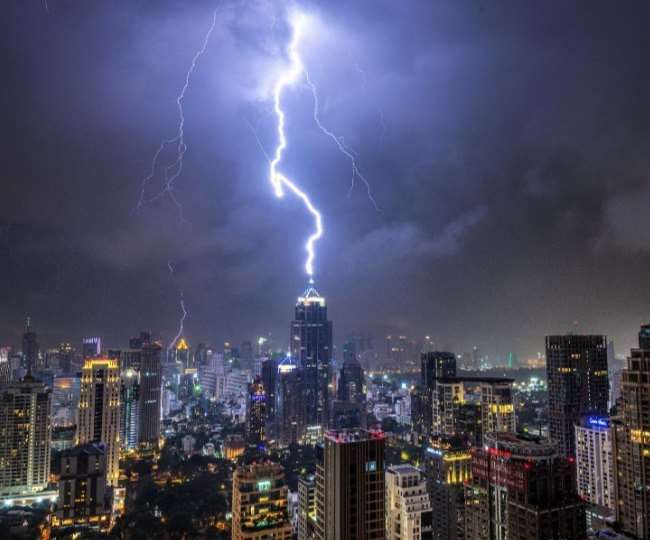 लाकडाउन के दौरान विश्वभर में आकाशीय बिजली गिरने की घटना में करीब आठ प्रतिशत की कमी आई। (Photo- AFP)