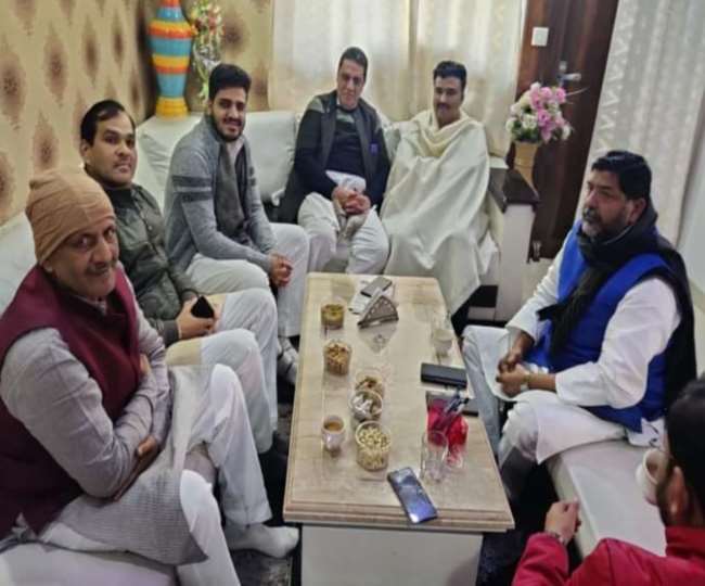 उत्तर प्रदेश में चुनावों की घोषणा के साथ उठापटक भी शुरू हो गई है।