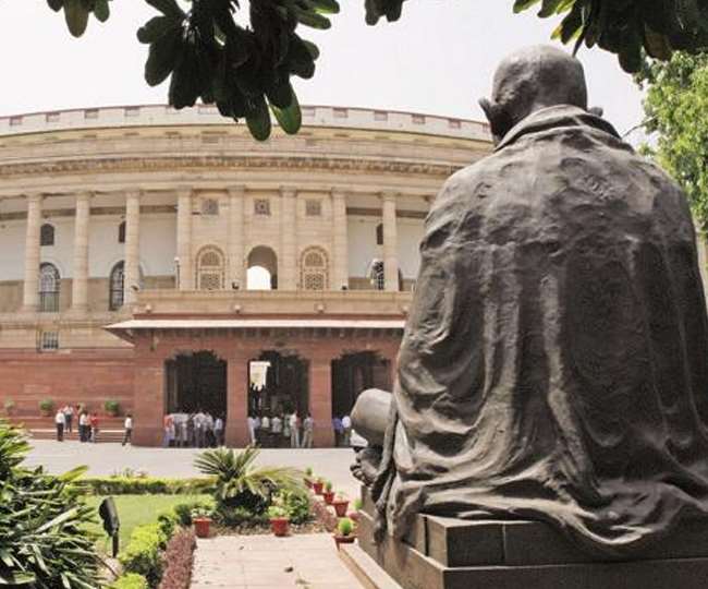 कोरोना के बढ़ते मामलों को देखते हुए देश के तमाम संस्थानों की ओर से सावधानियां बरती जानें लगी हैं।