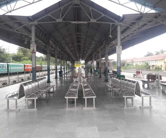 पठानकोट-जोगिंद्रनगर नैरोगेज रेल सेक्शन बाधित होने के बाद सोमवार की दोपहर बाद सुना पड़ा नैरोगेज रेलवे प्लेटफार्म। जागरण