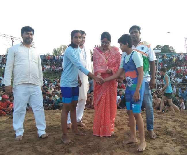 Wrestler real sisters in Moradabad : कुश्ती पहलवान सगी बहनें पहलवान पिता करतार सिंह से गांव में सीखती हैं कुश्ती