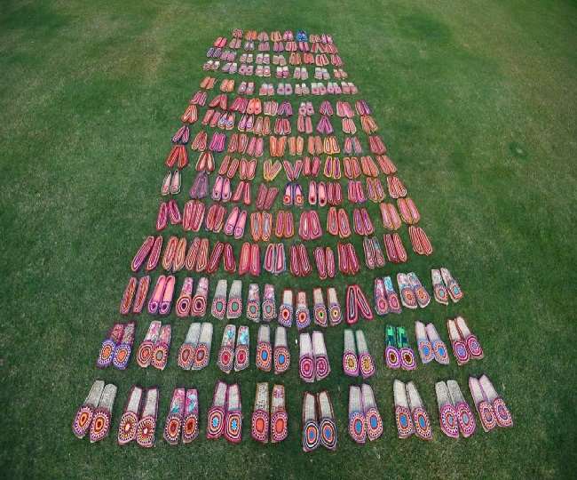 पीएम मोदी ने गिफ्ट किए 100 जोड़ी जूते (फोटो- एएनआइ)