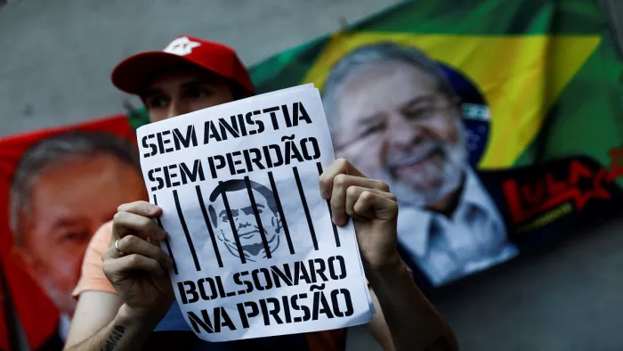 Brazil: बोल्सोनारो के 1,500 समर्थकों को हिरासत में लिया गया (फोटो रायटर)