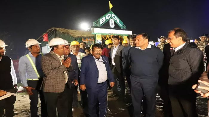 कोयला सचिव अमृतलाल मीणा झरिया अग्नि प्रभावित क्षेत्र का दौरा करते हुए