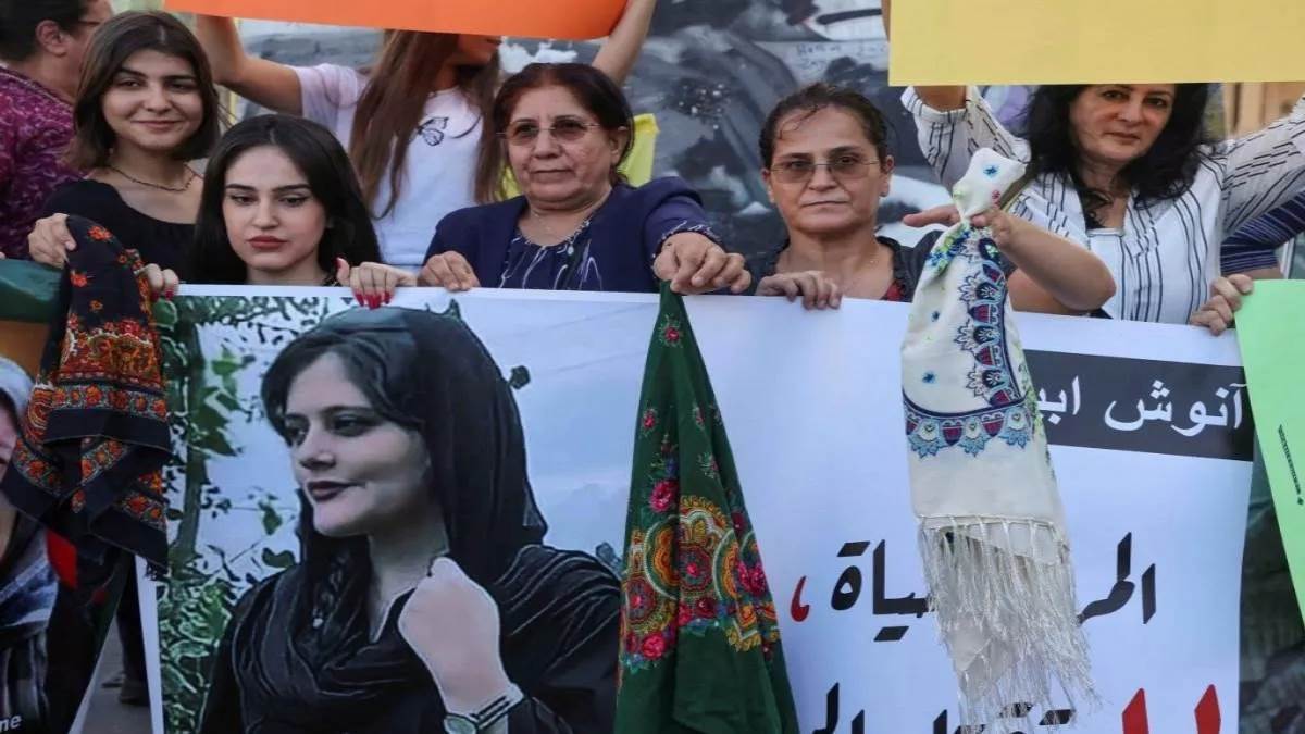 https://www.jagranimages.com/images/newimg/10012023/10_01_2023-iran_hijab_protest_23290103.jpg