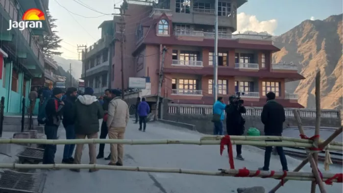 Joshimath: बैरीकेड लगाकर होटल ध्वस्तीकरण की कार्रवाई जारी, बद्रीनाथ हाइवे किया गया जाम