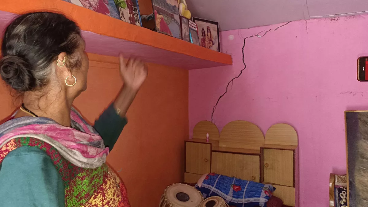 Joshimath Sinking: उत्तरकाशी के भटवाड़ी कस्बे में इस तरह से मकानों में दरार पड़ गई हैं।
