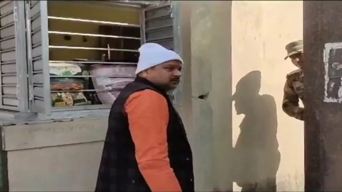 पूछताछ के लिए ईडी के कार्यालय में जा रहे पप्पू यादव।