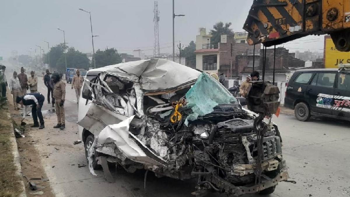 https://www.jagranimages.com/images/newimg/10012024/10_01_2024-auriya_accident_23625965.jpg
