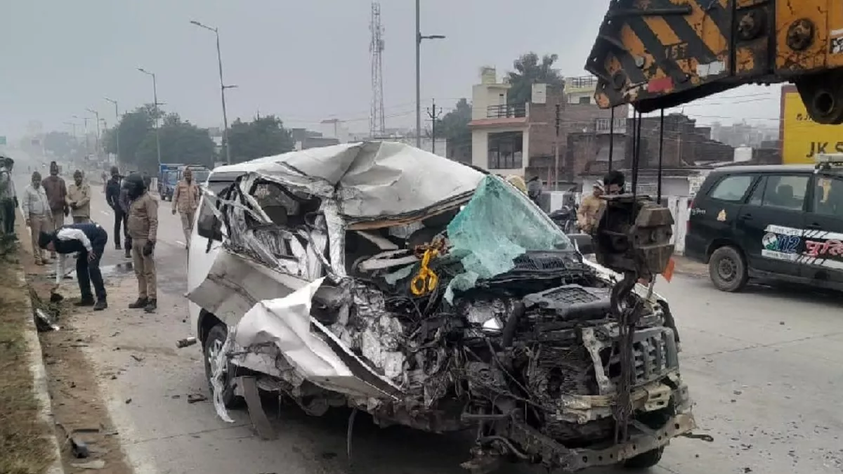 विपरीत दिशा में आ रही कार कंटेनर से टकराई, BJP नेता की मौत; टक्कर इतनी तेज थी कि पलटने के बाद डिवाइडर पर चढ़ गई कार