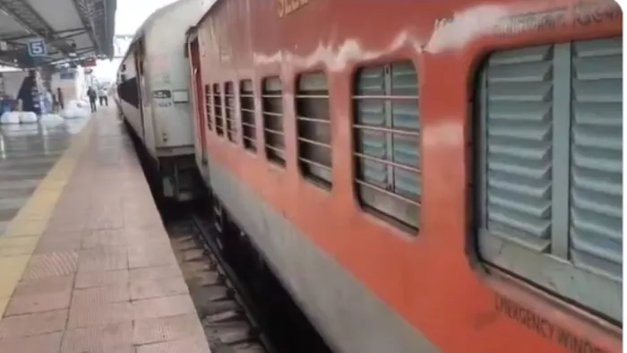 हैदराबाद से चेन्नई जा रही चारमीनार एक्सप्रेस के तीन डब्बे पटरी से उतर गई।(फोटो सोर्स: सोशल मीडिया)