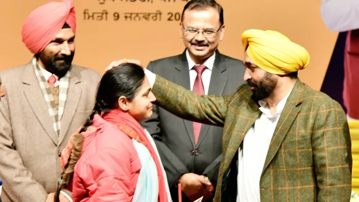 मुख्यमंत्री मान युवती को नियुक्ति पत्र सौंपते हुए। साथ में हैं उनके स्पेशल चीफ सेक्रेटरी वीके सिंह। लोक संपर्क विभाग