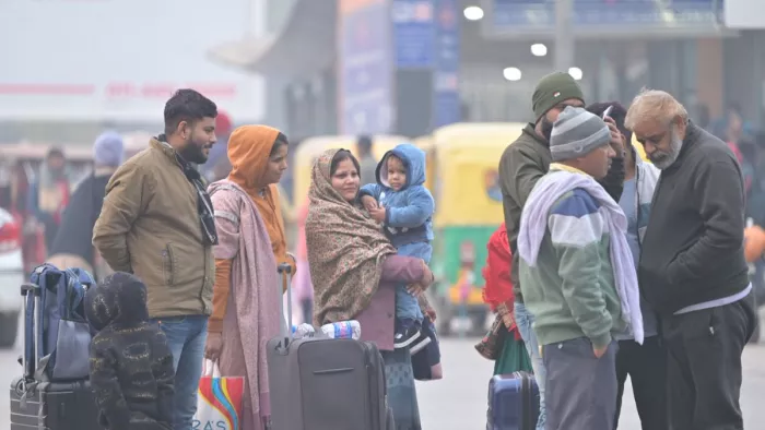 Delhi NCR Weather Today: दिल्ली-एनसीआर में ठंड का तांडव, गलन के आगे फीकी साबित हो रही धूप