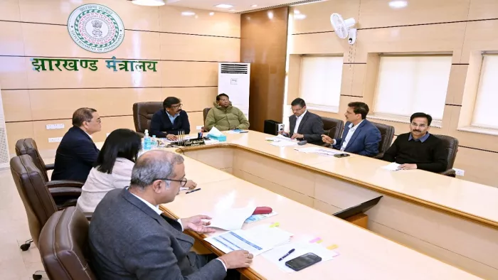 मुख्यमंत्री हेमंत सोरेन कैबिनेट बैठक में अधिकारियों से बात करते हुए।