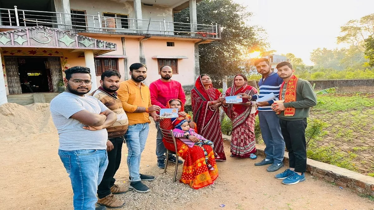 विश्व हिन्दू परिषद और बजरंग दल के कार्यकर्ता घर-घर पहुंचकर दे रहे निमंत्रण, बता रहे हैं पूजित अक्षत का महत्‍व