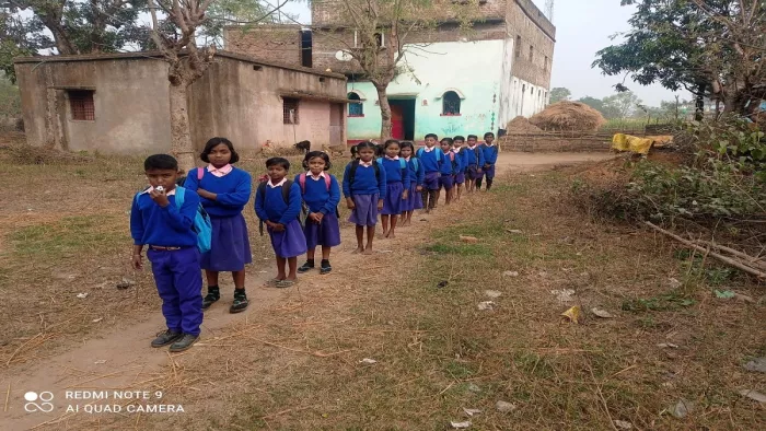 स्कूल आने क लिए सीटी बजाते स्कूली बच्चे।
