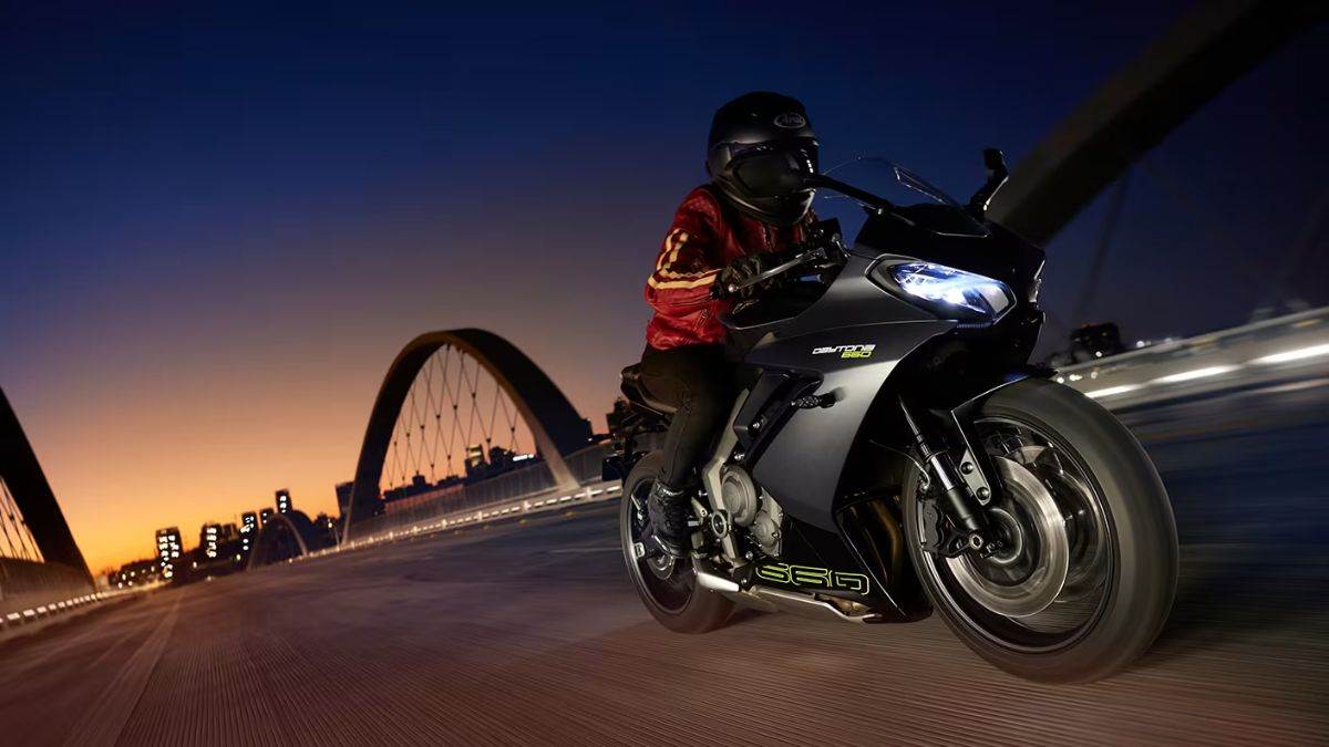 https://www.jagranimages.com/images/newimg/10012024/10_01_2024-triumph_daytona_660_23625624.jpg