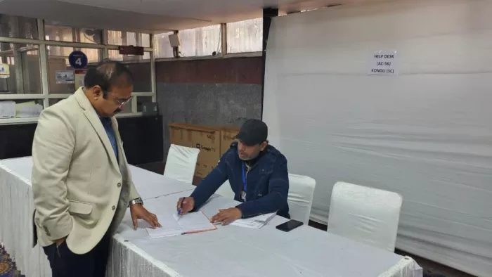 Delhi Election2025: नामांकन प्रक्रिया से जिलाधिकारी कार्यालय में लोगों को हुई परेशानी। फाइल फोटो