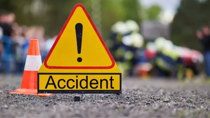 रामबन जिला में एक शव को खाई से बाहर निकाल कर लाते बचाव दल के सदस्य