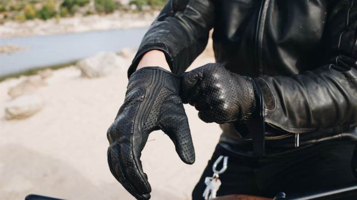 https://www.jagranimages.com/images/newimg/10012025/10_01_2025-bike_gloves1_23864416.jpg