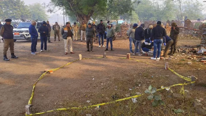 घटनास्थल का जायजा लेते हुए पुलिस अधिकारी