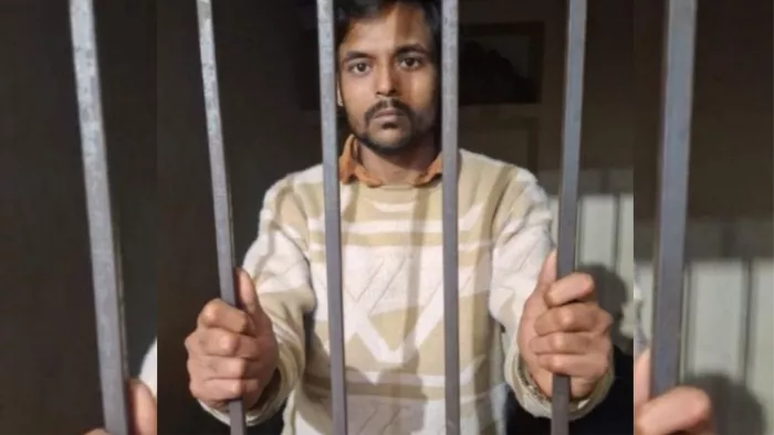 थूक लगाकर रोटी बनाने का वीडियो वायरल होने के बाद सलाखों के पीछे पहुंचा आरोपी।