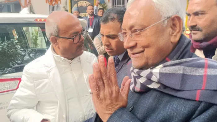 सारण में विधायक केदार नाथ सिंह और नीतीश कुमार। फोटो- फेसबुक