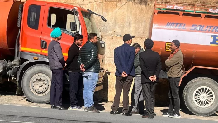 ठियोग पेयजल घोटाला: एक्शन में विजिलेंस टीम। (जागरण फोटो)