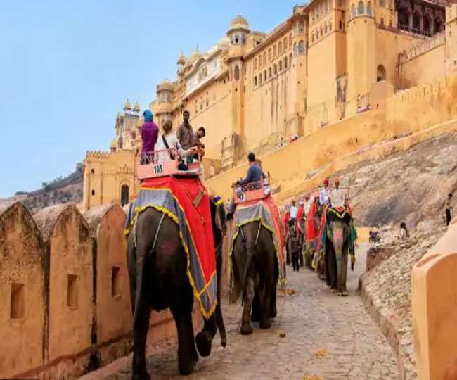 जयपुर के आमेर महल में सवारी के लिए उपयोग में लाए जाने वाले हाथी