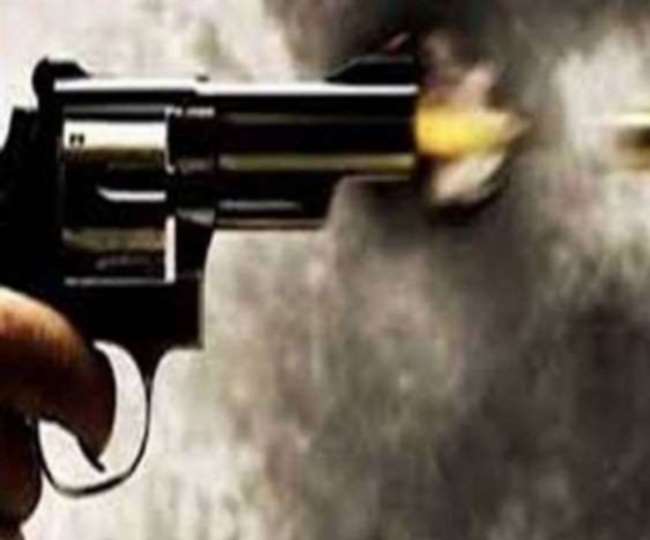 आरोपित ने मलिकपुर बाजार में उमेश को देखा तो उन पर कट्टे से फायरिंग कर दी।