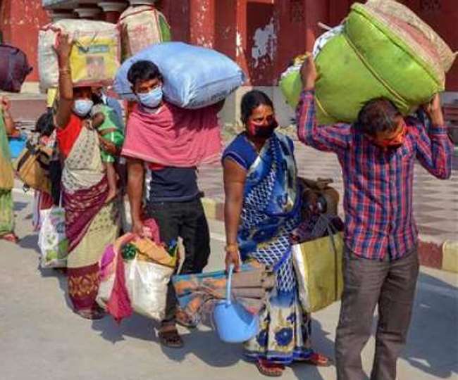 अपने घर से वापस आ रहे प्रवासी मजदूर