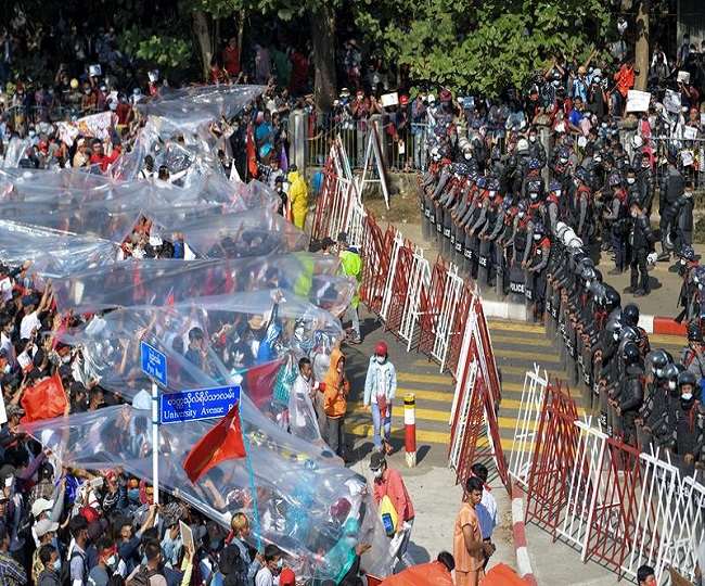 म्यांमार के सबसे बड़े शहर यंगून में भी लोगों कफ्र्यू की परवाह किए बगैर सड़कों पर उतरे हैं।