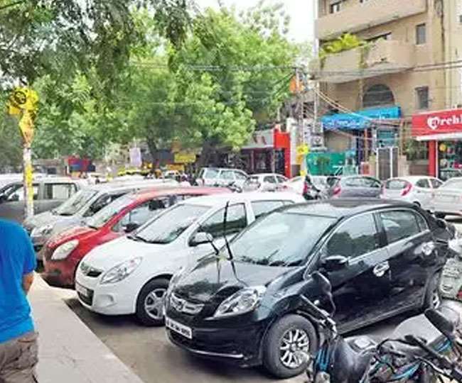 अतिक्रमण करने के कारण राहगीरों को परेशानी।