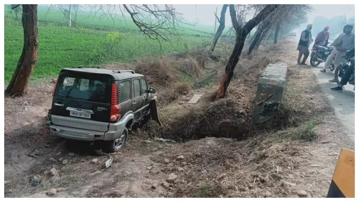 तेज रफ्तार स्कार्पियो ने सड़क किनारे खड़े दो नौजवानों को कुचला, एक की मौत, चार घायल